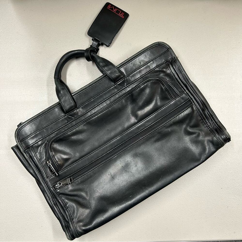Tumi Black Leather Soft Briefcase Messenger Bag Zipper Closure Pockets